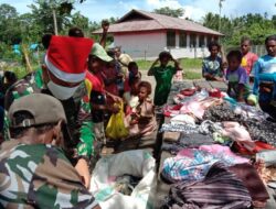 Jelang Tahun Baru 2021, Satgas Yonif MR 413 Bagikan Kaos Layak Pakai ke Warga Perbatasan RI-PNG
