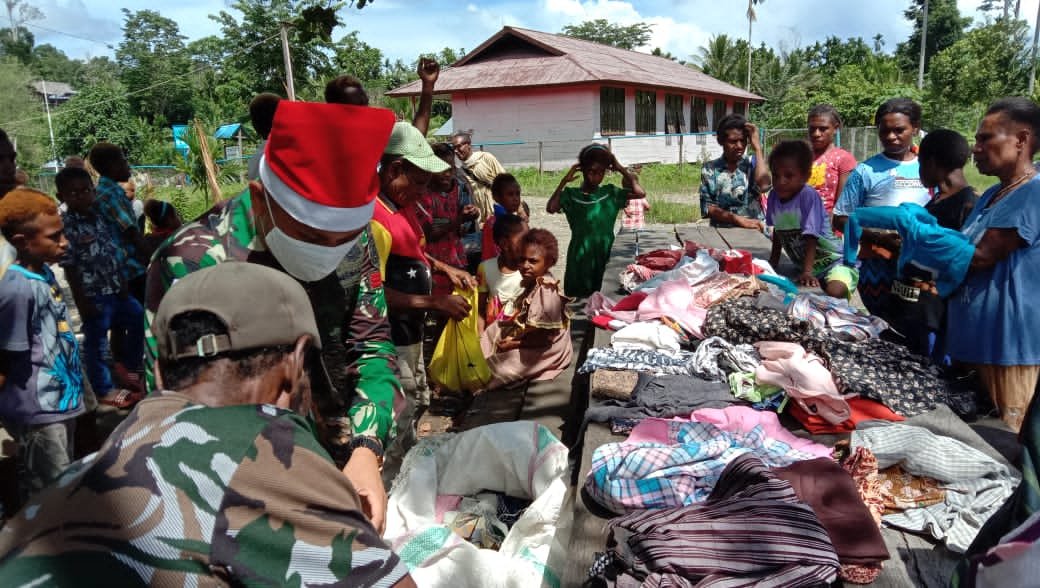 Jelang Tahun Baru 2021, Satgas Yonif MR 413 Bagikan Kaos Layak Pakai ke Warga Perbatasan RI-PNG