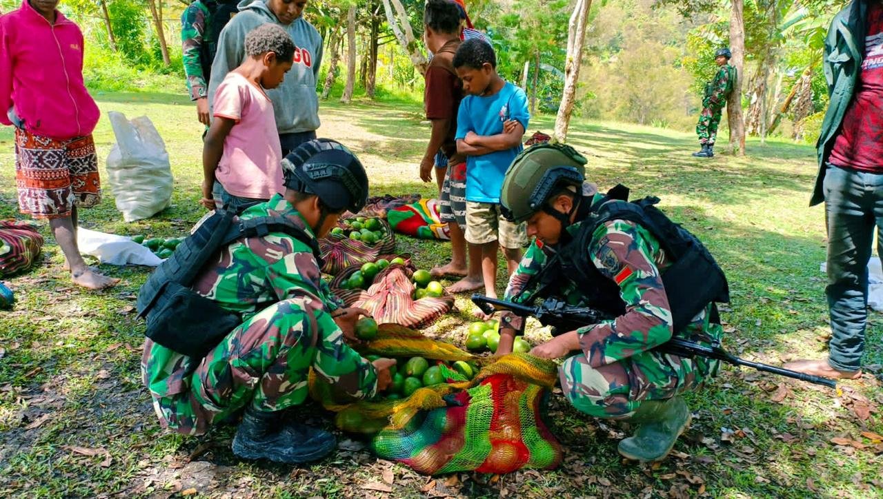 Prajurit Kostrad Lagi Borong Hasil Tani Petani Habis Tak Tersisa