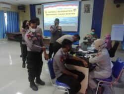 Biddokes Polda Banten Periksa Kesehatan Personel Polri di Crisis Center Ditpolairud