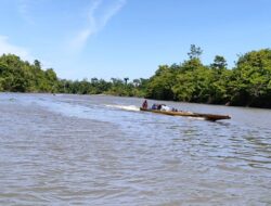 Warga Kawagit Gunakan Longboard Bantu Angkut Material TMMD