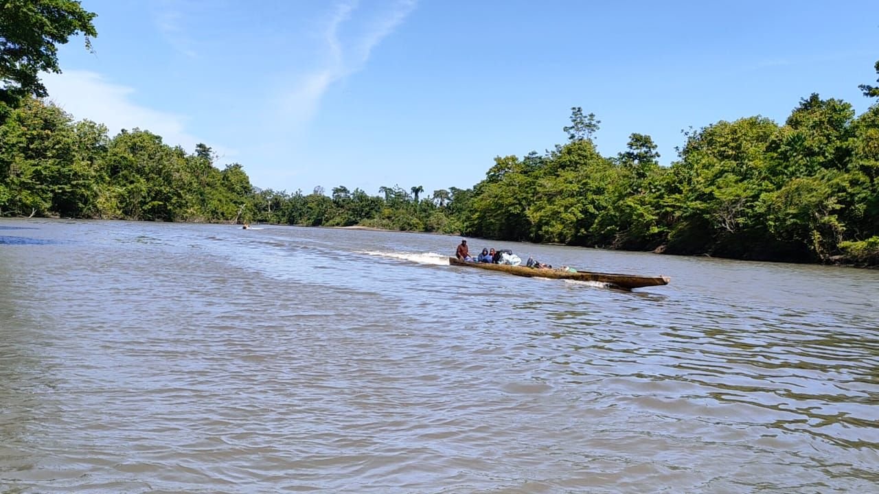 Warga Kawagit Gunakan Longboard Bantu Angkut Material TMMD