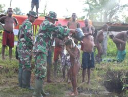 Personel TNI Ajari Anak Papua Mandi Bersih
