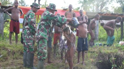 Personel TNI Ajari Anak Papua Mandi Bersih