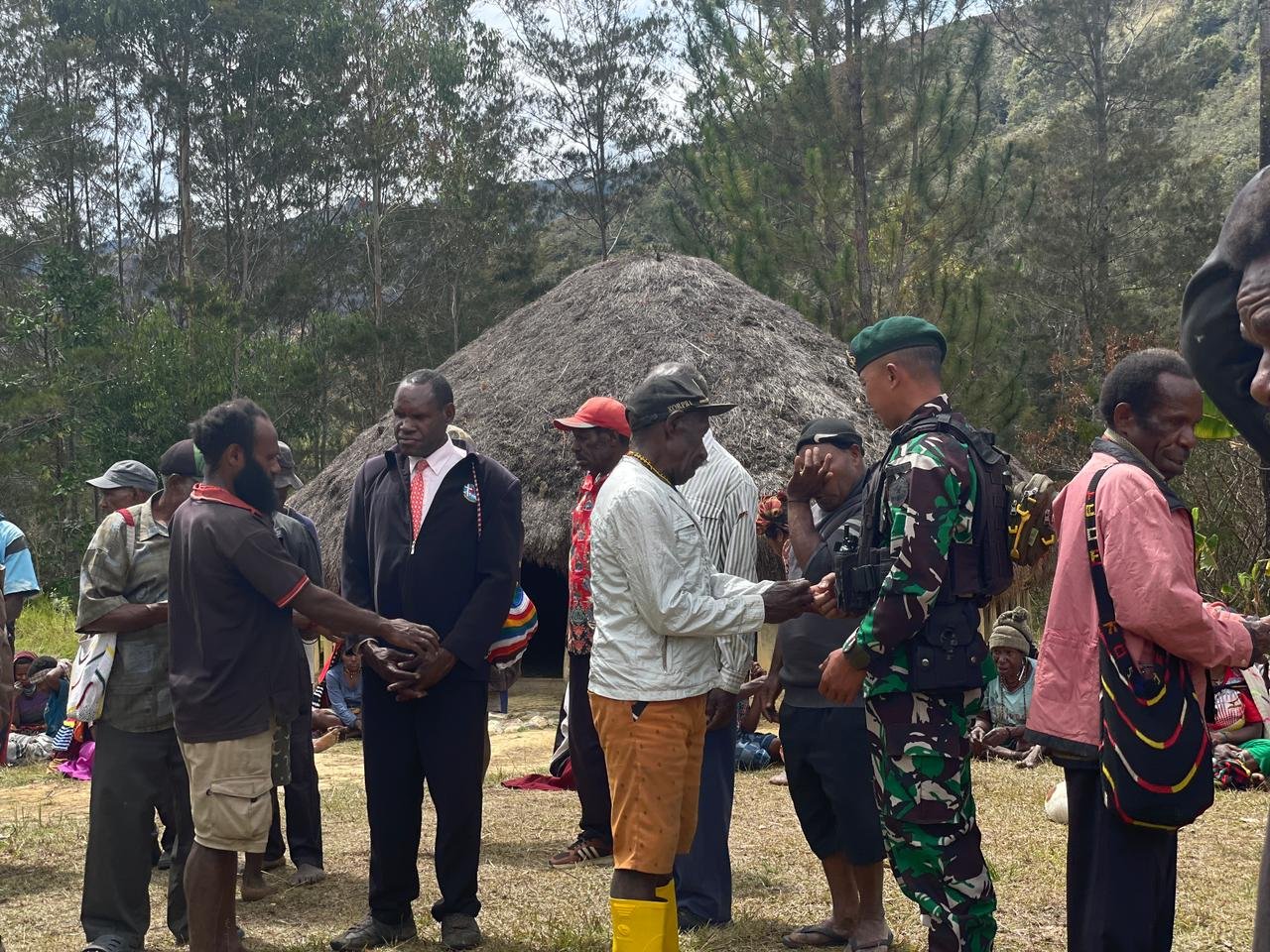 Kepedulian Satgas Yonif Mekanis 203/AK bagi Warga yang Berduka