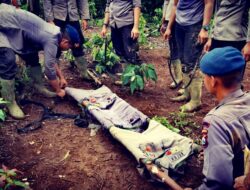 Satbrimobda Banten Gunakan Seragam Dinas Sebagai Alas Tandu