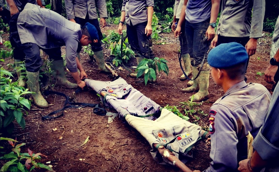 Satbrimobda Banten Gunakan Seragam Dinas Sebagai Alas Tandu