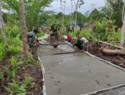 Satgas Pamtas Yonif 642 dan Warga Desa Sungai Bening Perbaiki Jalan Setapak