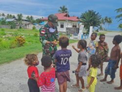 Satgas Yonif MR 413 Kostrad Hibur Anak Perbatasan RI-PNG dengan Gula-Gula
