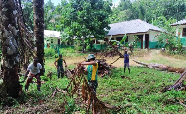 Satgas Yonif MR 413 Kostraw Peduli Kebersihan Sekolah di Papua