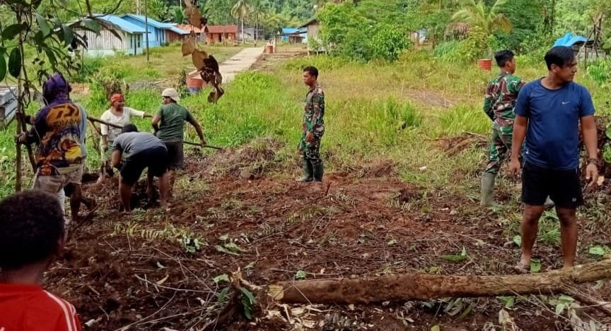 Satgas Yonif 143/TWEJ Bersama Warga Buka Akses Kampung Terisolir di Pegunungan Bintang