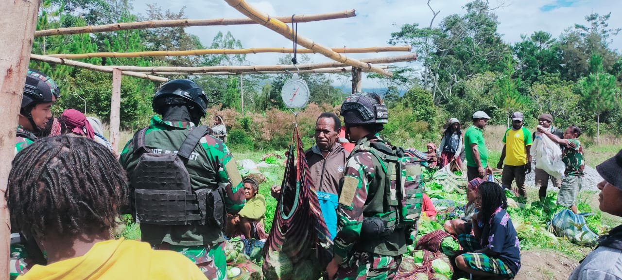 Yonif Raider 321/GT Kostrad Bantu Transaksi Hasil Bumi Warga Papua