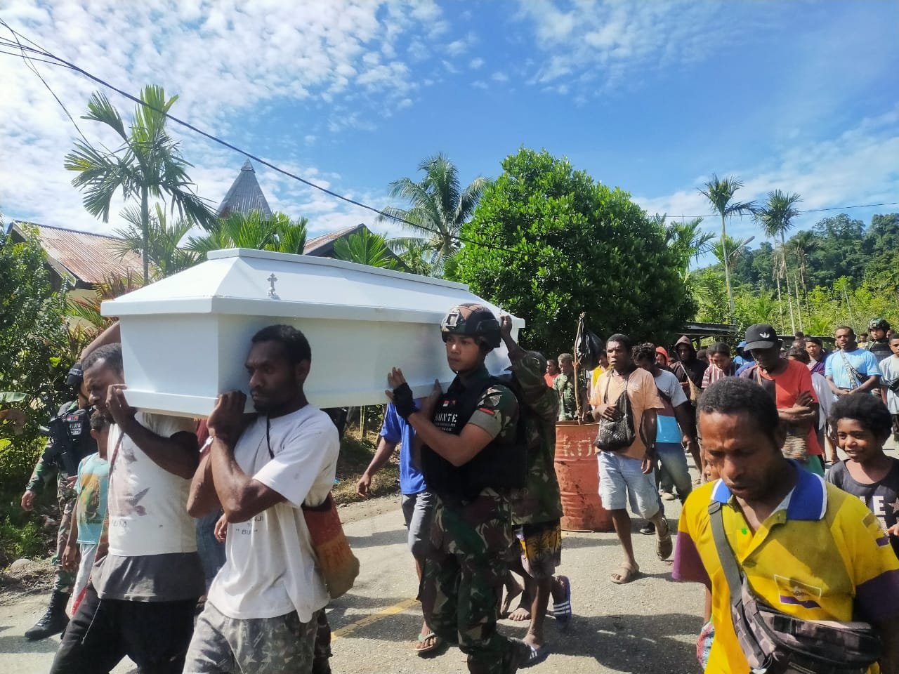 Satgas Yonif 126/KC Bantu Pemakaman Warga di Perbatasan Papua
