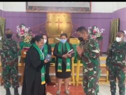 Satgas Kodim Yalimo Yonif RK 751/VJS Bagikan Alkitab Saat Ibadah Bersama