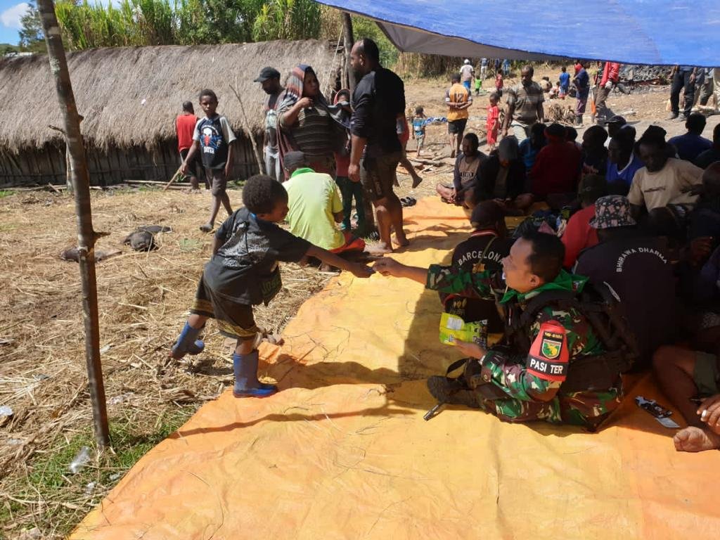 TNI Hadir dalam Acara Tradisi Bakar Batu