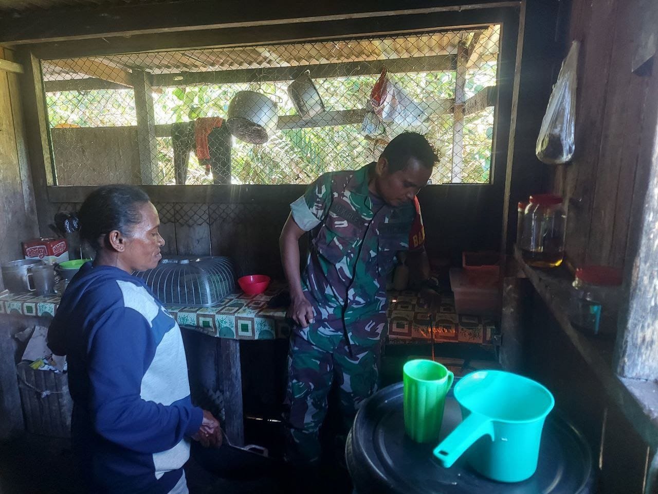 Babinsa Mapurujaya Peduli Sesama Masuk Dapur
