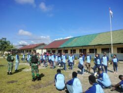 Satgas Yonif 142/KJ Tanamkan Kedisiplinan ke Siswa SMAN 1 Elelim