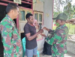 Danramil Mapurujaya Bareng Babinsa dan Puskesmas Jenguk Anak Stunting
