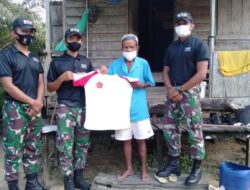 Satgas Yonif 642/Kapuas Disiplin Prokes, Bagikan Masker ke Warga Perbatasan