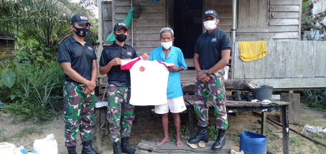 Satgas Yonif 642/Kapuas Disiplin Prokes, Bagikan Masker ke Warga Perbatasan