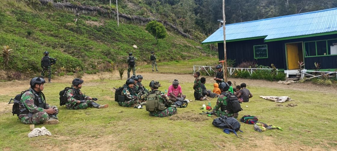 Satgas Yonif Mekanis 203/AK Kunjungi Kampung Terpencil di Distrik Balingga