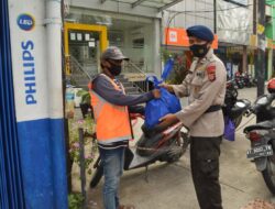 Batalyon A Pelopor Satbrimob Kaltim Bantu Warga Terdampak Pandemi