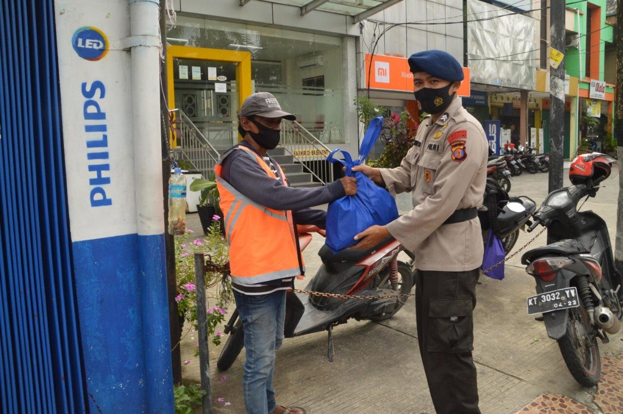 Batalyon A Pelopor Satbrimob Kaltim Bantu Warga Terdampak Pandemi