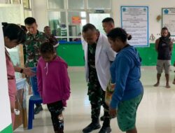 Cegah Stunting, Satgas Yonif Raider 142/KJ dan Puskesmas Elelim Cek Gizi Anak