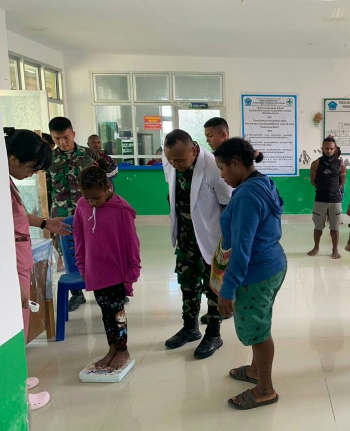 Cegah Stunting, Satgas Yonif Raider 142/KJ dan Puskesmas Elelim Cek Gizi Anak