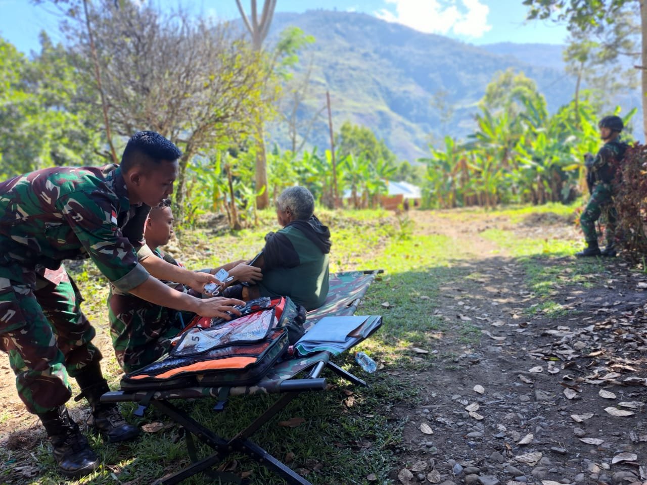 Warga Sambut Hangat Satgas Pamtas RI-PNG Yonif Raider 142/KJ