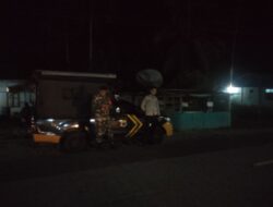 Babinsa 1710-07/Mapurujaya Amankan Shalat Tarawih di Wilayah Binaan