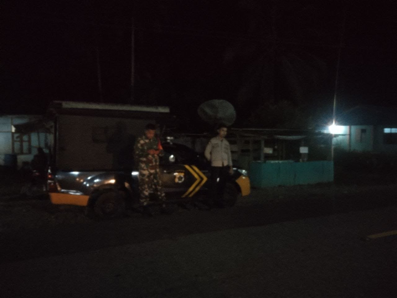 Babinsa 1710-07/Mapurujaya Amankan Shalat Tarawih di Wilayah Binaan