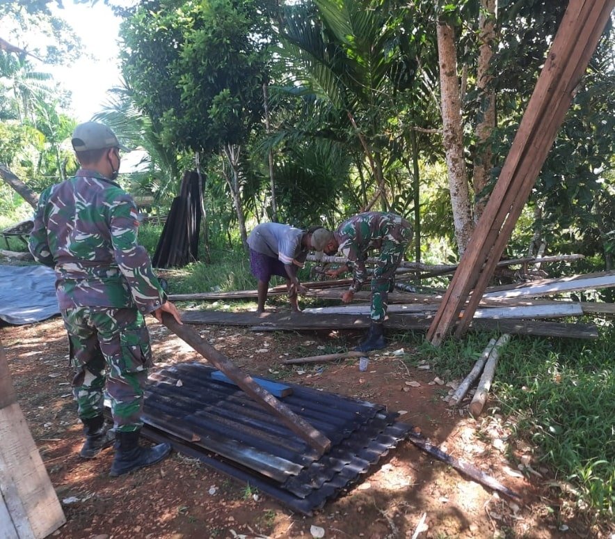 Satgas Pamtas Yonif Mekanis 516/CY Renovasi Rumah Warga Saferia