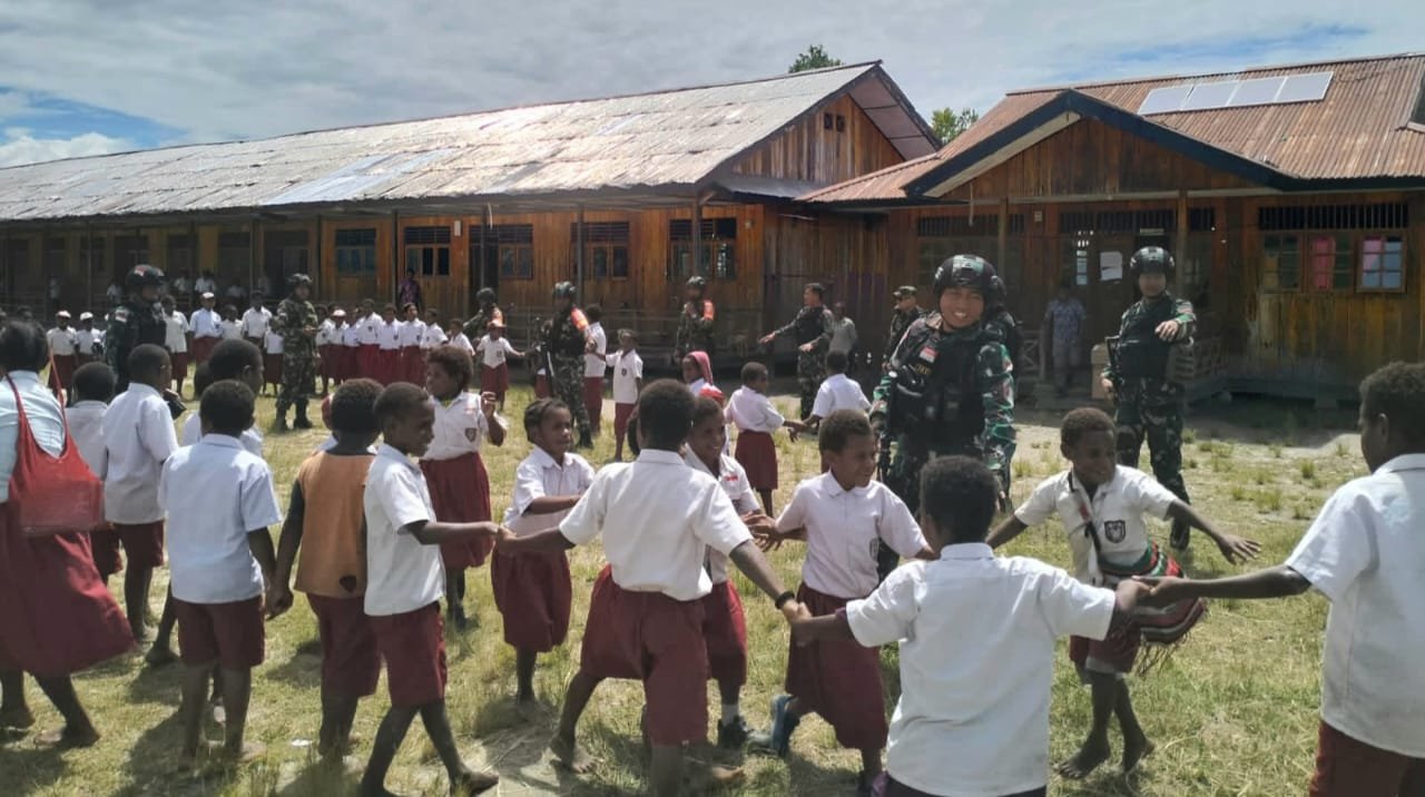 Yonif 143/TWEJ dan Apkowil Pastikan Oksibil Tetap Aman dan Kondusif