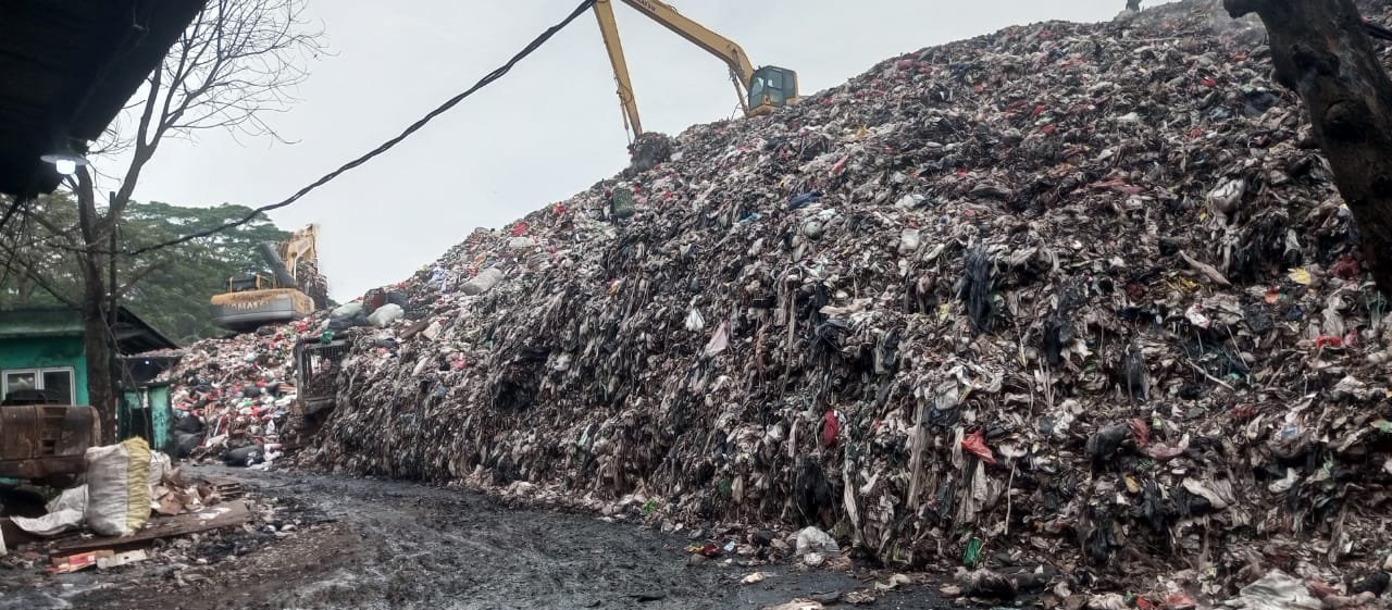 TPA Cipeucang Meluber hingga Timbangan Tenggelam dalam Sampah