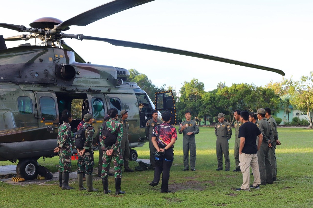 TNI Evakuasi Dua Jenazah Teroris Poso dengan Helikopter Caracal