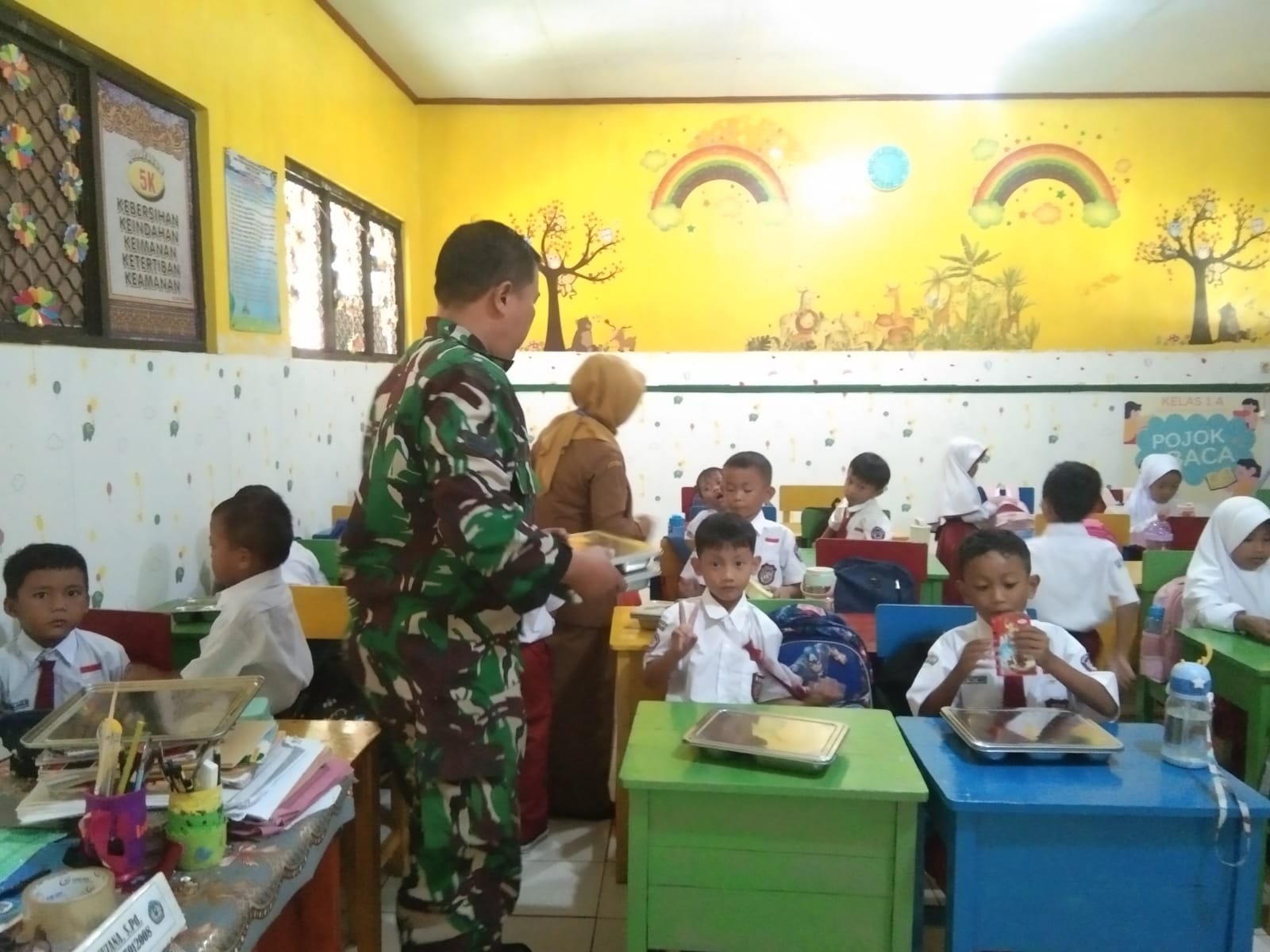 Kodim 0601 Dampingi Program MBG di Manes Pandeglang