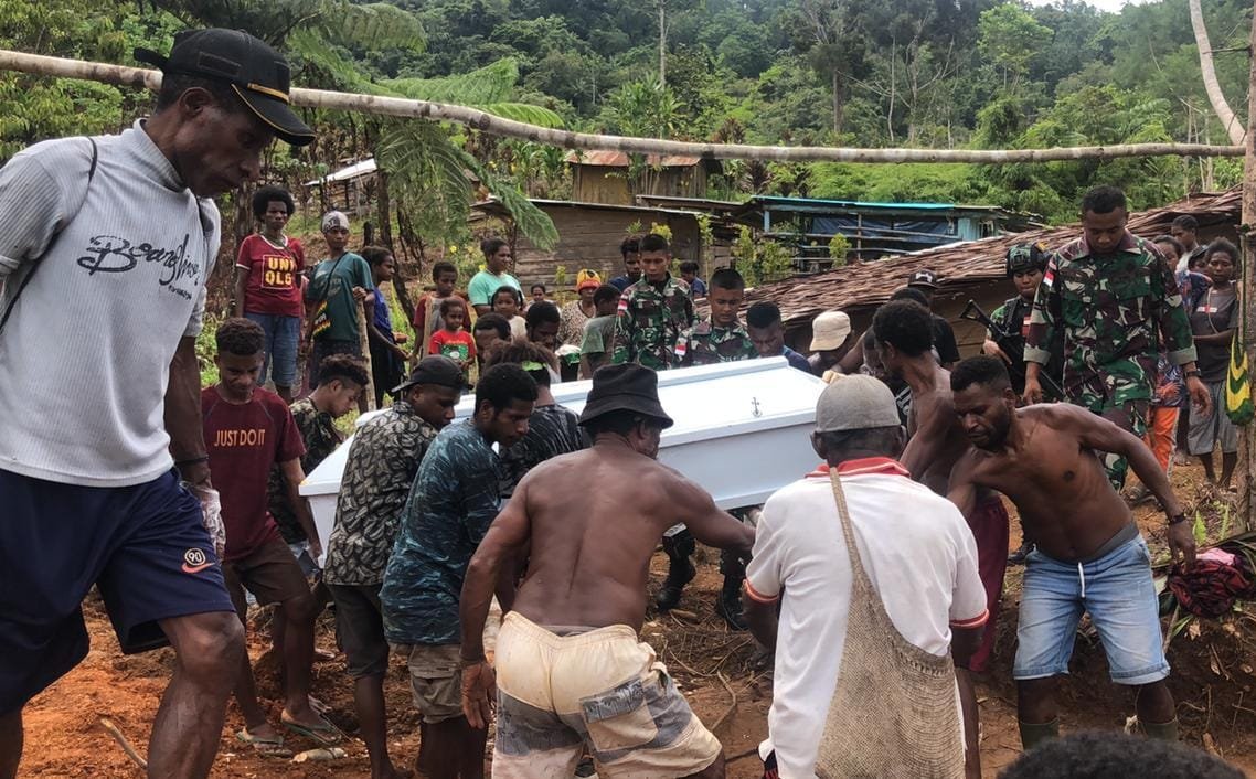 Satgas Yonif 126/KC Bantu Proses Pemakaman Jenazah Warga Perbatasan Papua