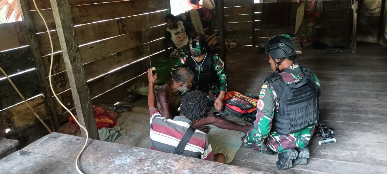 Satgas Yonif 126/KC Beri Pengobatan Gratis di Wilayah Perbatasan