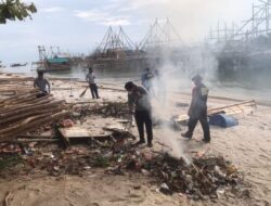 Bakamla RI Bersihkan Pantai Batu Belubang