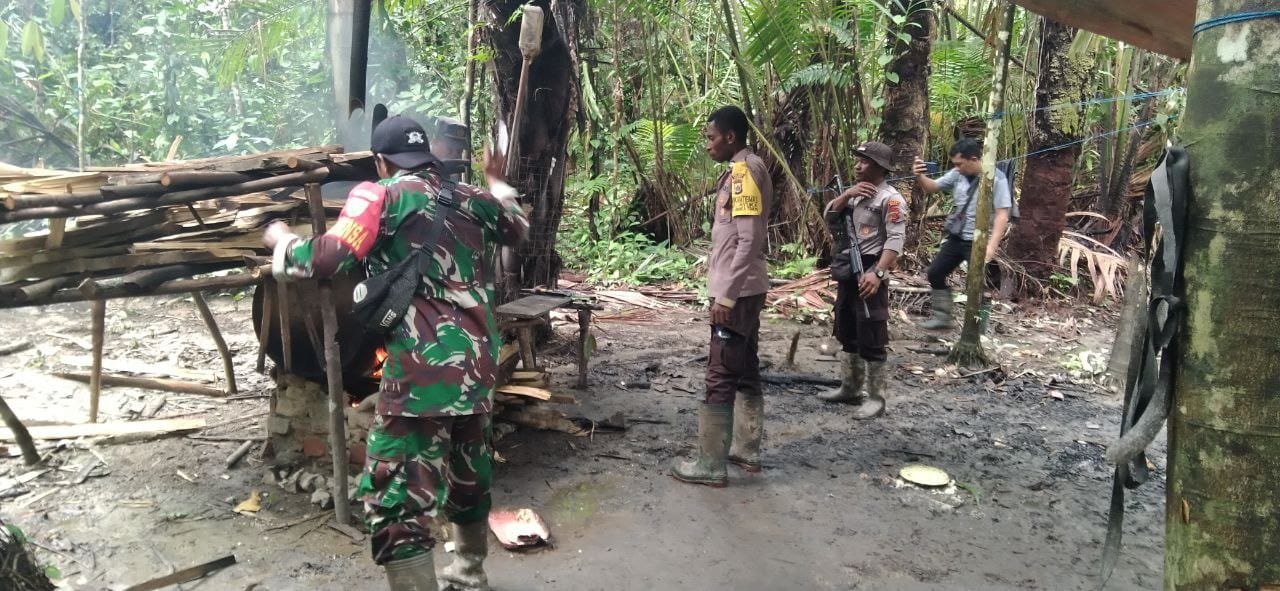 Sinergitas Babinsa Koramil 1710-07 Mapurujaya dan Polsek Gelar Sweeping Gabungan Jaga Keamanan