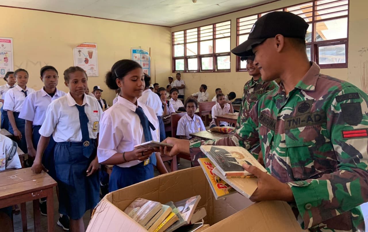 Yonif 143/TWEJ Bagikan Buku untuk Tingkatkan Minat Baca Siswa Papua