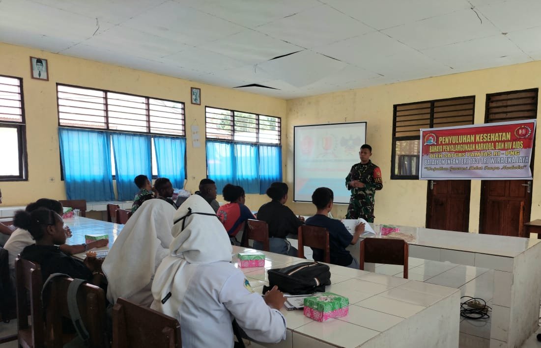 Yonif 143/TWEJ Sosialisasikan Bahaya Narkoba dan HIV/AIDS kepada Generasi Muda Papua