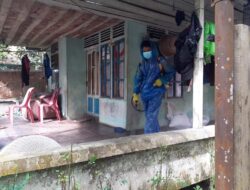 Babinsa dan Perangkat Desa Semprotkan Disinfektan di Perumahan Warga