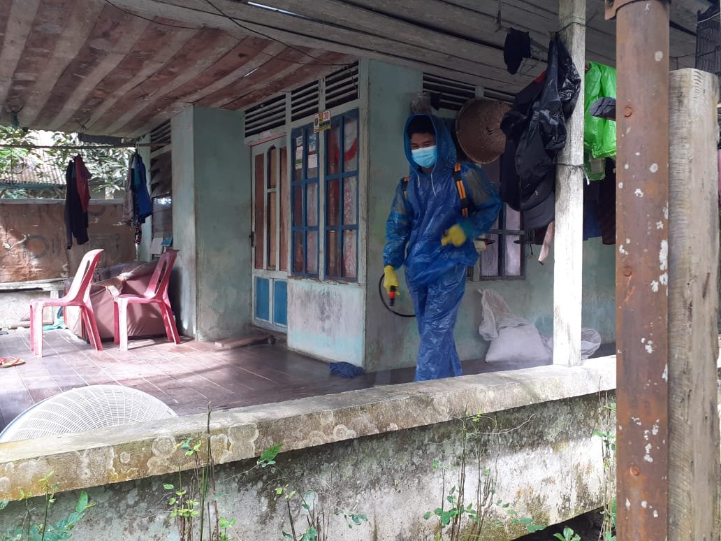 Babinsa dan Perangkat Desa Semprotkan Disinfektan di Perumahan Warga