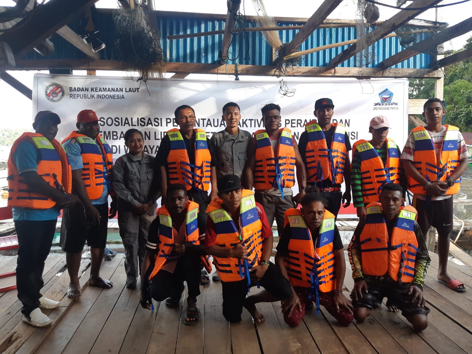Bakamla Jayapura Bagikan 30 Life Jacket untuk Nelayan