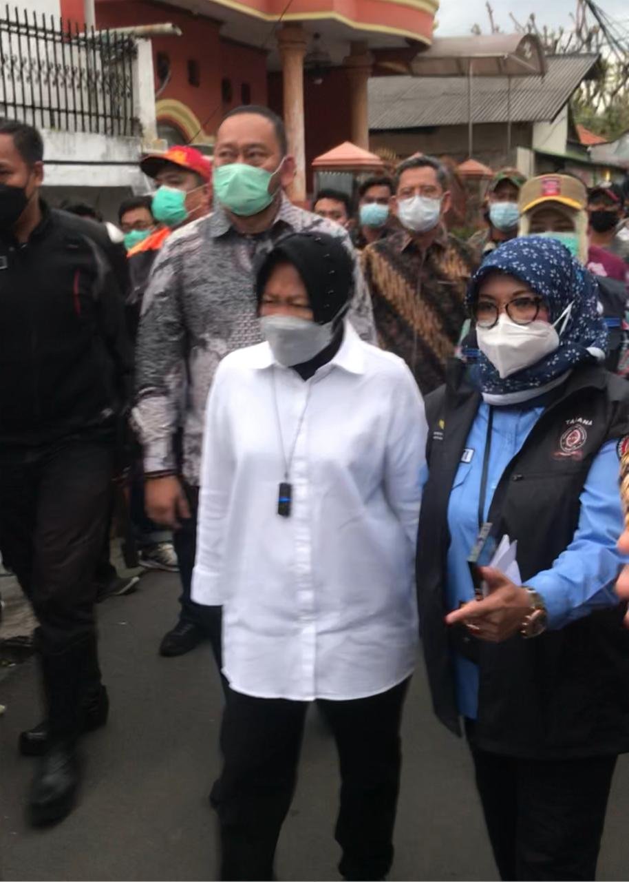 Mensos Tri Rismaharini Kunjungi Korban Bom Gereja Katedral Makassar