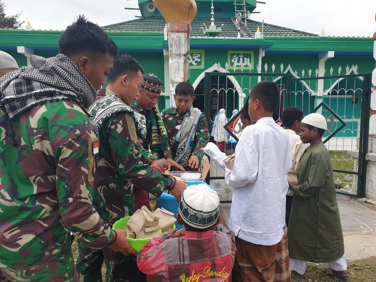 TNI Gelar Kegiatan Jumat Berkah di Satgas