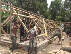 Warga Kampung Epem Bantu Dansatgas TMMD Kodim 1707 Merauke Bangun Rumah