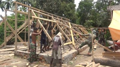 Warga Kampung Epem Bantu Dansatgas TMMD Kodim 1707 Merauke Bangun Rumah